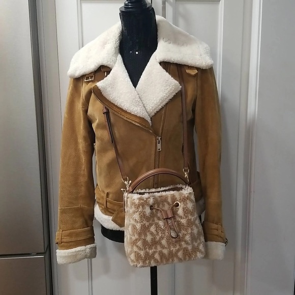 Michael Kors Suri Small Faux Fur Sherpa Tan Shearling Bucket Crossbody Bag - Picture 12 of 13